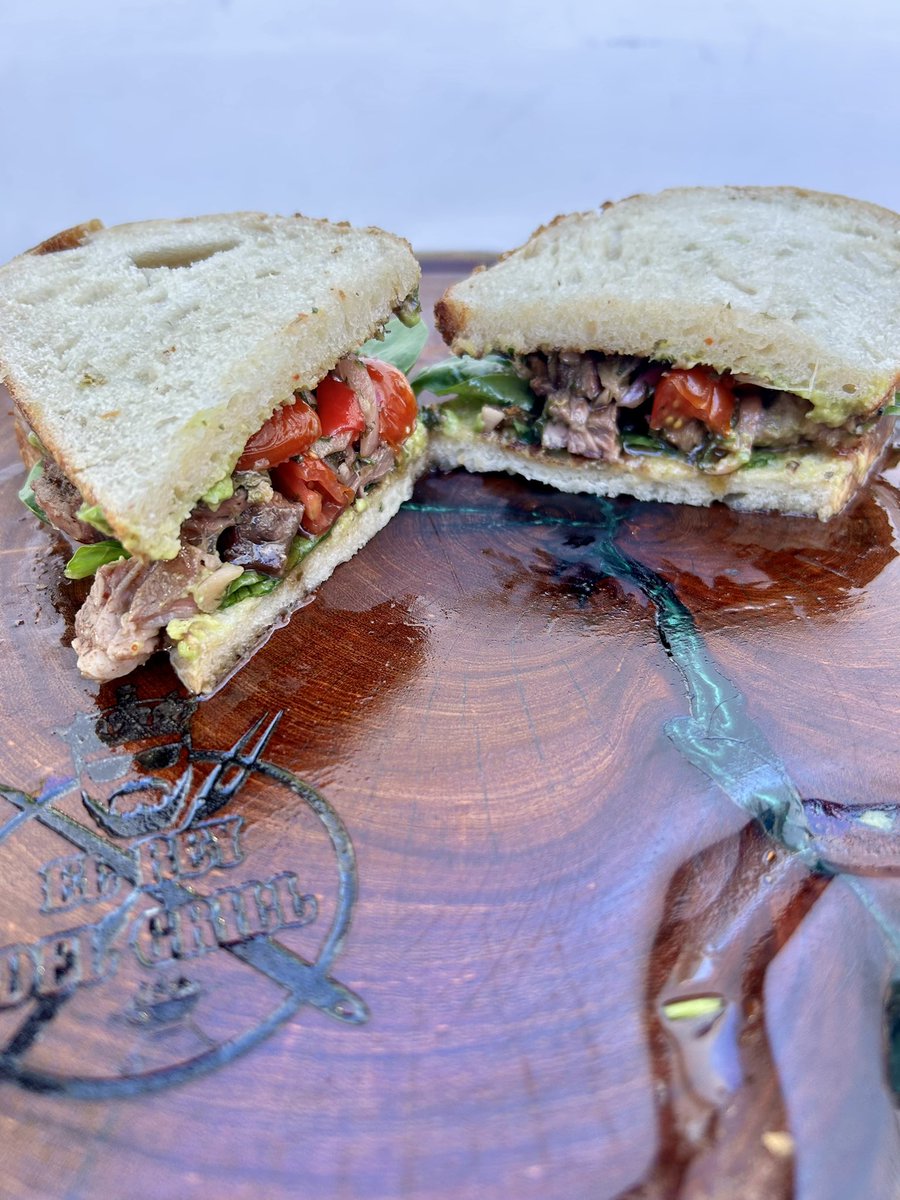 ReyGrill's tweet photo. Cerramos semana con este exquisito sandwich de masa madre con diezmillo calidad high choice con su respectivo oro verde, espinaca y coronado con una mezcla de chimichurri y salsa criolla 😮‍💨👨🏻‍🍳 una chulada de verdad 👌🏻🤩

@DeParrilleros https://t.co/1zDPIEN4mQ