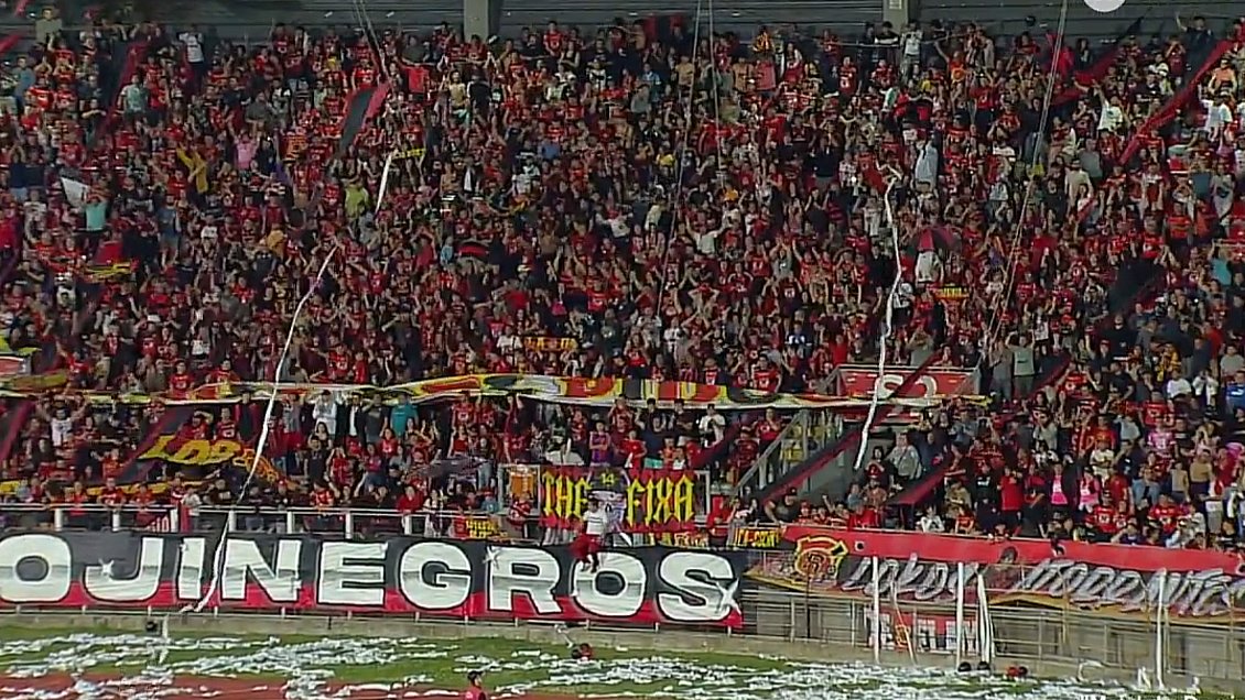 Cooperativa's tweet photo. [EN VIVO ⚽] ¡Estalla el Fiscal de Talca! Gonzalo Reyes pone el empate para Rangers y vuelve la ventaja en el global ante Deportes Santa Cruz en la liguilla del Ascenso #CooperativaContigo https://t.co/keEswrtVL8 https://t.co/k4p2mkbC5O