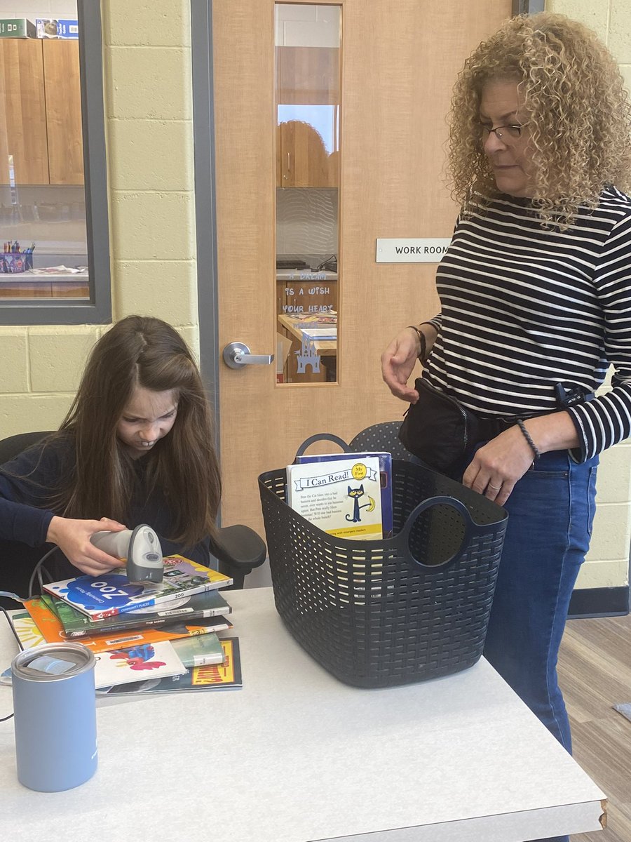 Enjoying library visits with <a href="/juliadanielloeb/">Julia Loeb</a> 📚 Our library helpers have been doing a fantastic job!