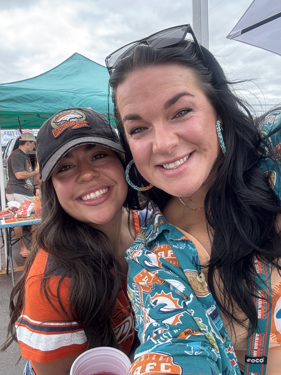 savyfinatic's tweet photo. What a weekend ! @SassyGingerNin1 @finatic1972 @harpsterrr #miamidolphins #finsup https://t.co/qzBPS2hdjY