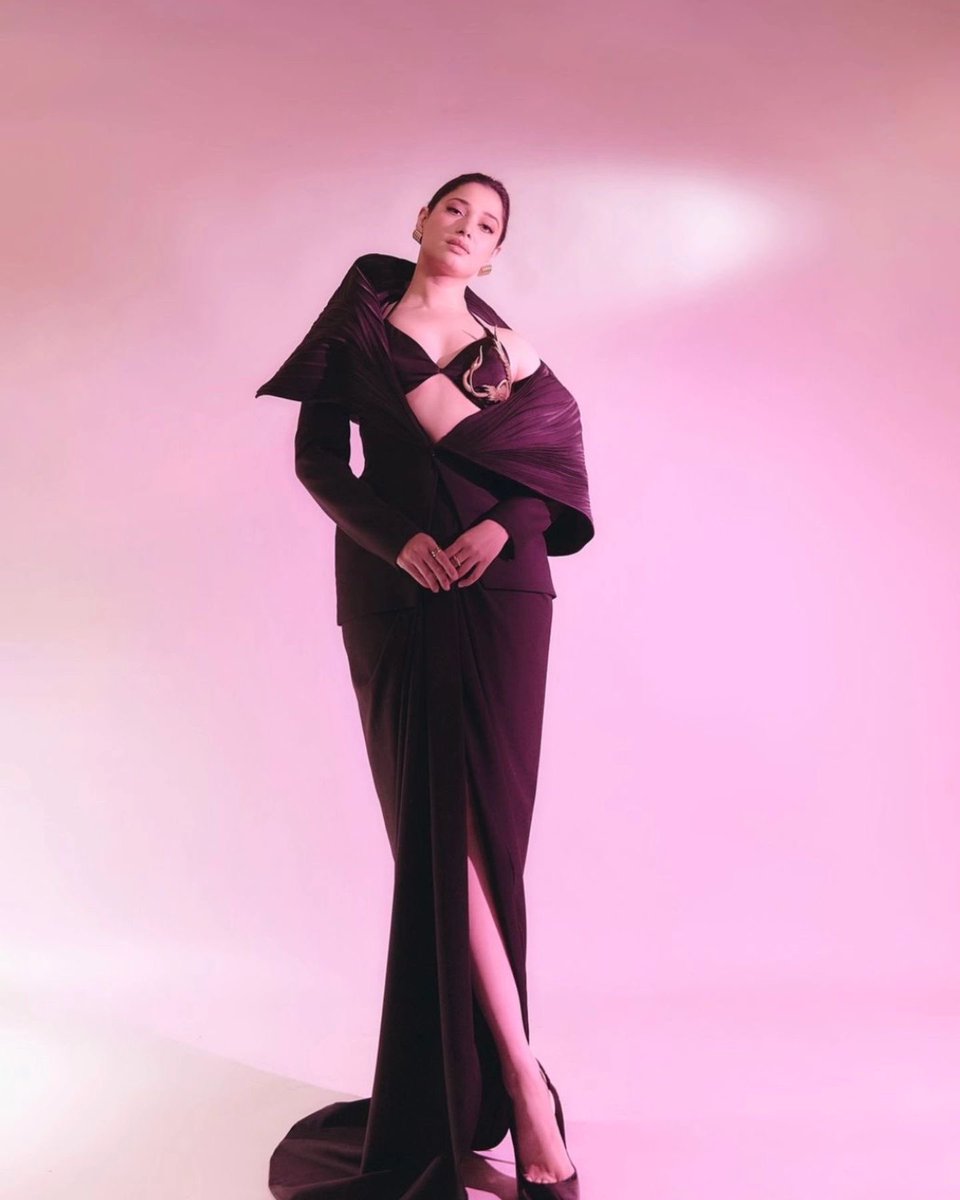 ApkiHayati's tweet photo. Tamannaah Bhatia 🍑🍑 

⬇️⤵️↕️⤵️⬇️

#Tamanna #Tamannahot #Tamannaah_Bhatia #TamannaahBhatiahot #TamannaahBhatia𓃵 #tamannabhatia #ओरण_हमारी_विरासत #दहेज_मुक्त_भारत #pushpa2TheRule #AUSvsIND #Coldplay #Nayanthara #AlluArjun #GoodMorningX #GoodMorning https://t.co/v6BZyoWDaE