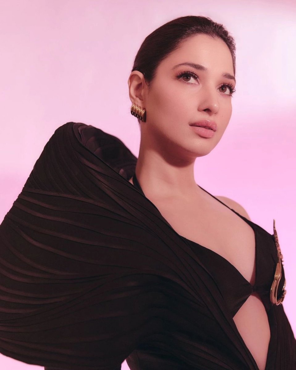 ApkiHayati's tweet photo. Tamannaah Bhatia 🍑🍑 

⬇️⤵️↕️⤵️⬇️

#Tamanna #Tamannahot #Tamannaah_Bhatia #TamannaahBhatiahot #TamannaahBhatia𓃵 #tamannabhatia #ओरण_हमारी_विरासत #दहेज_मुक्त_भारत #pushpa2TheRule #AUSvsIND #Coldplay #Nayanthara #AlluArjun #GoodMorningX #GoodMorning https://t.co/v6BZyoWDaE