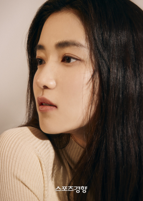 KDramaHandle's tweet photo. #KimTaeRi reveals she learned fencing for 2 hours every day for 6 months to play the role of fencer player Na Hee-do in the tvN drama #TwentyFiveTwentyOne (2022). https://t.co/7TH4Q3wlKx
