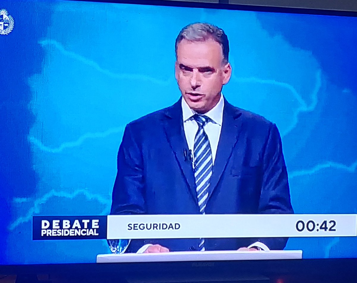 "Las maestras le explican a los niños que hacer si hay una balacera en la escuela. Eso es hoy, no de hace 15 años" 
#OrsiPresidente #DebateUy