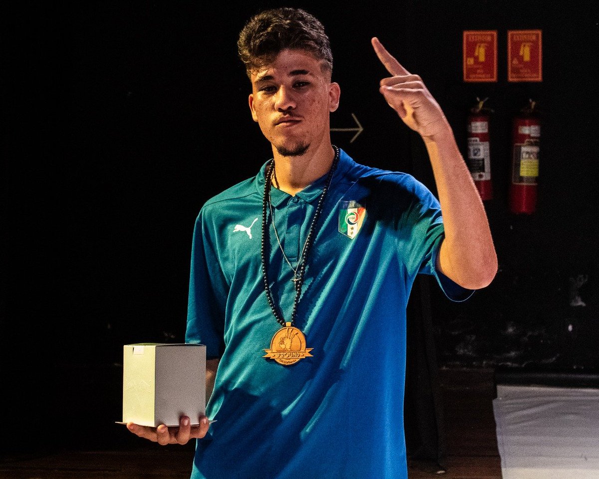 Thizaumm's tweet photo. O maior assalto de todos os duelos de mcs da história 

Claramente deu 2x0 Japa, como que o cara vai ter cabeça depois desse assalto para ir pro terceiro?

O duelo de mcs não pode ser mais em BH, se vocês amam a cultura vocês não deixam isso acontecer mais lá. https://t.co/pDMgl9Hemk