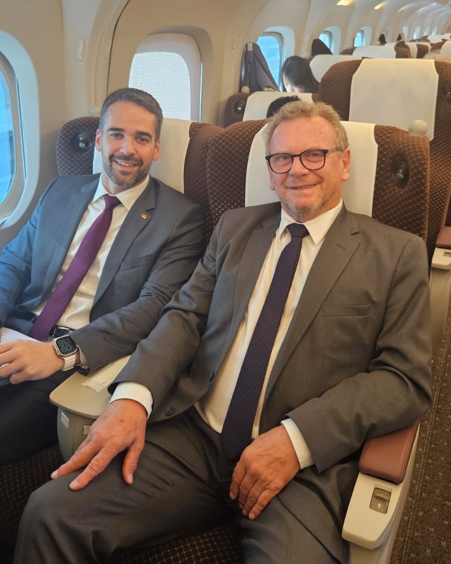 LuizFMainardi's tweet photo. Estou na Ásia, em missão de articulação com instituições e empresas japonesas e chinesas. Nesse momento, me deslocando de Tóquio para Shiga,  quando aproveitei para atualizar o governador @EduardoLeite_ sobre a situação financeira que encontraremos a prefeitura de Bagé em 2025. https://t.co/T4IZFACaVV
