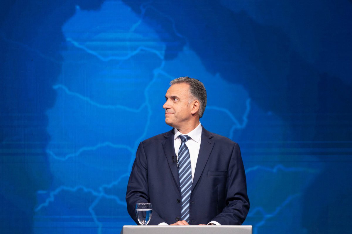 El próximo domingo tendremos que elegir entre dos opciones: el Uruguay de las promesas incumplidas o del cambio seguro. Yo quiero ser presidente de este país porque quiero cumplir tus sueños que son también los míos. Quiero ser presidente para construir ese país que soñamos.