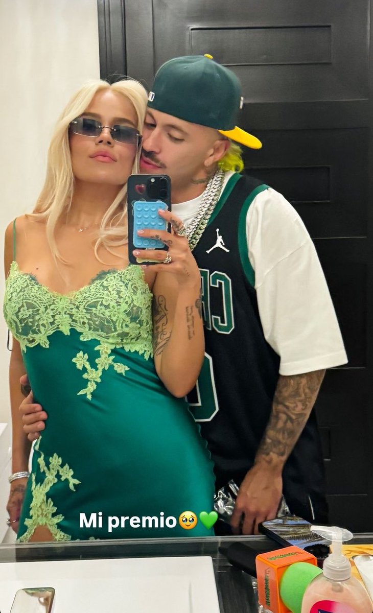 karolgyferxxo's tweet photo. Que chimba que después de tanto la vuelta al fin se nos dio!!!💞💞💞🩷💚🥹✨ https://t.co/AUnc48keB9