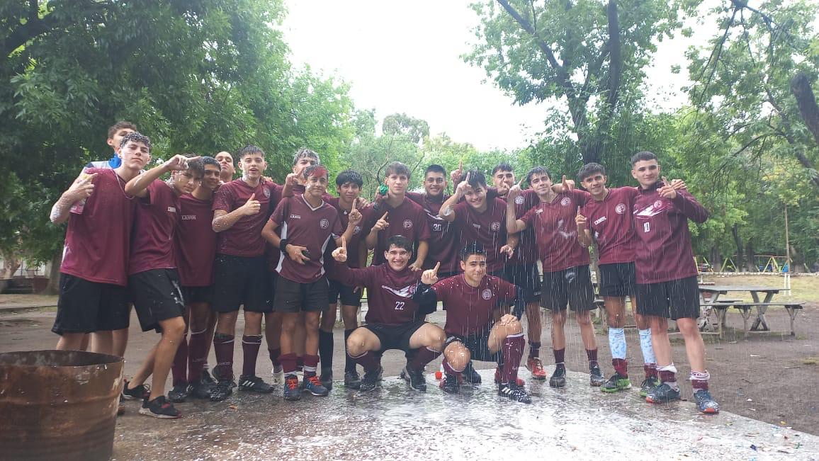 CruzadaGranate's tweet photo. DÍA DE GLORIA EN EL HOCKEY LANÚS!

Después de la victoria de la Intermedia, nuestra 5ta también se consagró CAMPEONA de la Copa de Plata.

Orgullo y felicitaciones a nuestros jugadores y cuerpo técnico por este logro.

#HockeyLanus #CopaDePlata #Lanus #OrgulloGranate https://t.co/Y4UurE5nEv