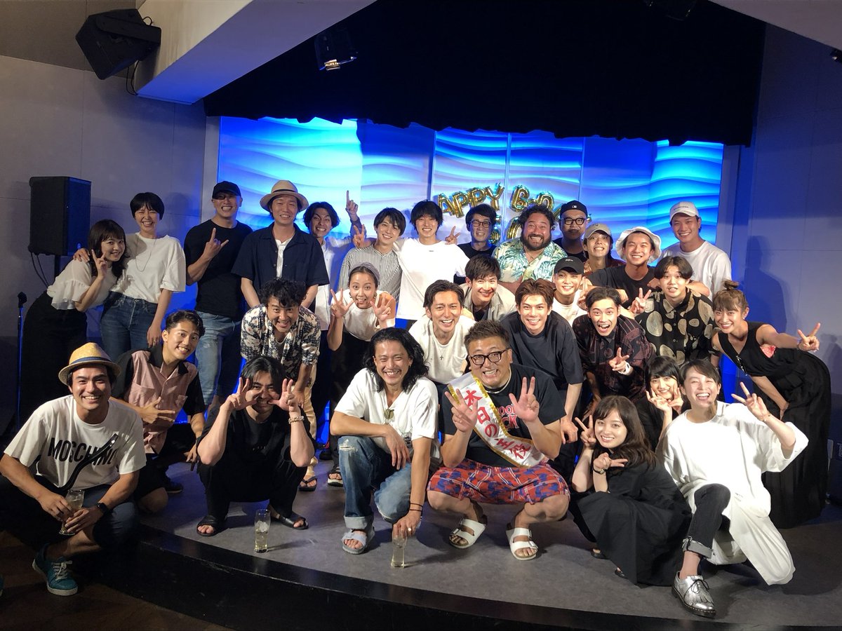 fukuda_u1's tweet photo. この僕の50歳の誕生日を小栗くんがサプライズで主催してくれて、その時も春馬も来てくれて。その時に「ディアエヴァンハンセンをどうしてもやりたいんですよ！」って言ってて。僕も大好きなミュージ��ルだったから「いつか、やりたいね！」って話してたんですよ。あのミュージカルは楽曲がとても難しいんだけど、春馬なら絶対出来たと思うし、めっちゃハマり役だったと今でも思ってます。でも、なるしからは、あれはパパが演出するミュージカルじゃないよって言われるんだけど😅