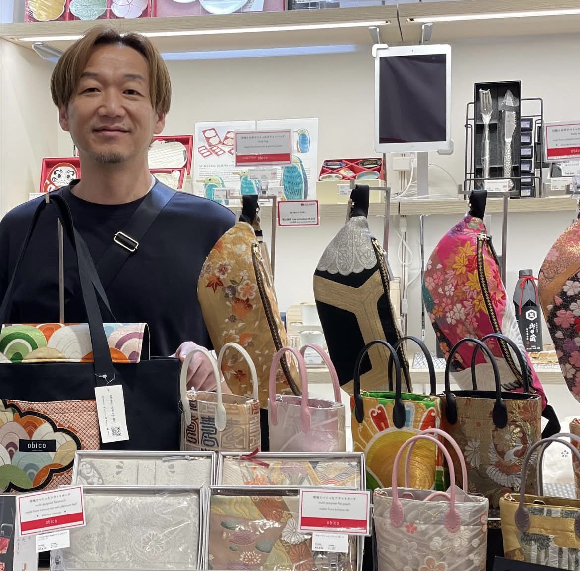 obico_jp's tweet photo. #成田空港限定 の #キ���リーオントート が #一番人気 です😃
#打掛 でつくった #ボディーバッグ や派手目の柄の #プチショルダー も大好評をいただいております。
#成田空港 #littlejapan #narita
#obico #bags #kimono #obi #fashion #kimonolover #souvenir #sdgs #upcycle https://t.co/Ul2HWdUKvl