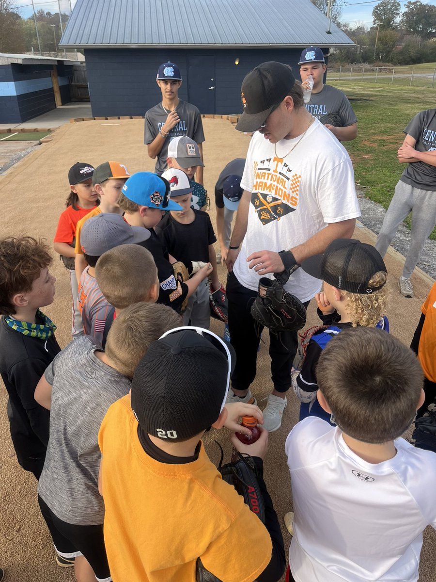 CentralMcminn's tweet image. What a great day of baseball with former  Tennessee Vol and National Champion and Texas Ranger Cal Stark!! Cannot thank you enough for taking the time to come help kids get better!!