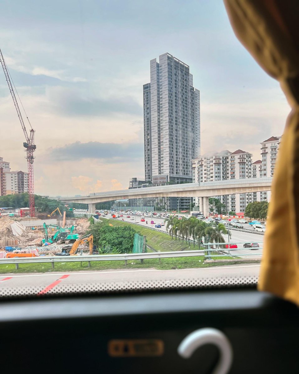 hhmmgg2424's tweet photo. 吉隆坡之旅:回程還是乘搭Aeroline,在Sunway Pyramid上車,餐點太累也忘了拍是東炎米粉。
雨中乘搭巴士的缺點是在雨停了才會去休息站,還好巴士內是有廁所的,好像飛機一樣。
#黑棉女孩 #Aeroline #MYR297 https://t.co/5sNOjFbeM7