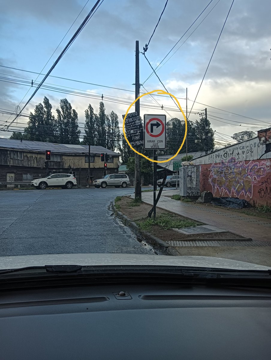 marc_top's tweet photo. No se vayan a condoriar mañana, que ya no se puede virar a la derecha con rojo en el acceso a #Francke #Osorno , se va armar bruto taco en la mañana 🤦🏽‍♂️🙎🏽‍♂️ https://t.co/9Prs4Fg3Wz