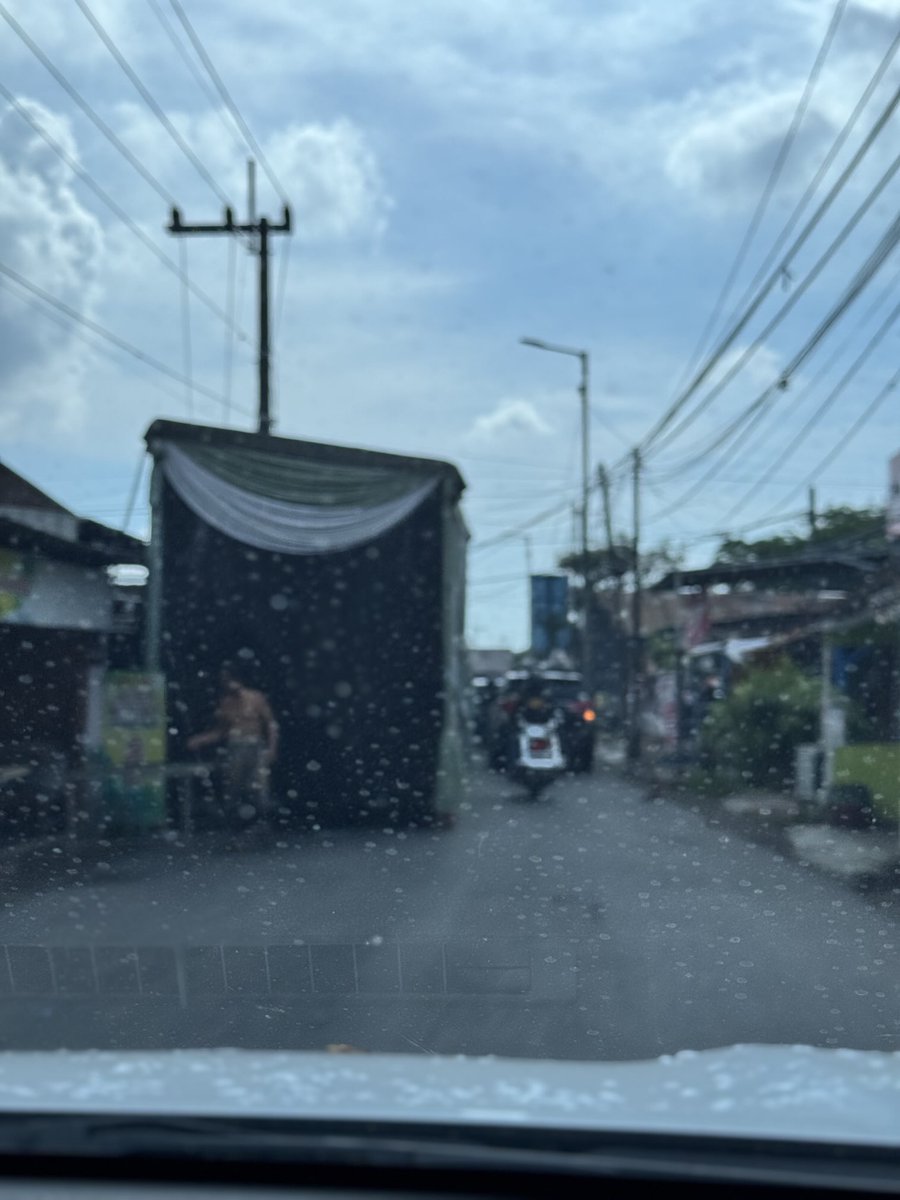 alwaysharry's tweet photo. ⁦@e100ss⁩  hati2 melintas Jl Sepande arah Sidodadi Sidoarjo sebelum jembatan. Ada terop menutup separuh jalan, wis jembatane ruwet ditambahi ini 🫣😌. #Sidoarjo #TrafficReport https://t.co/YUMCuhjwbX