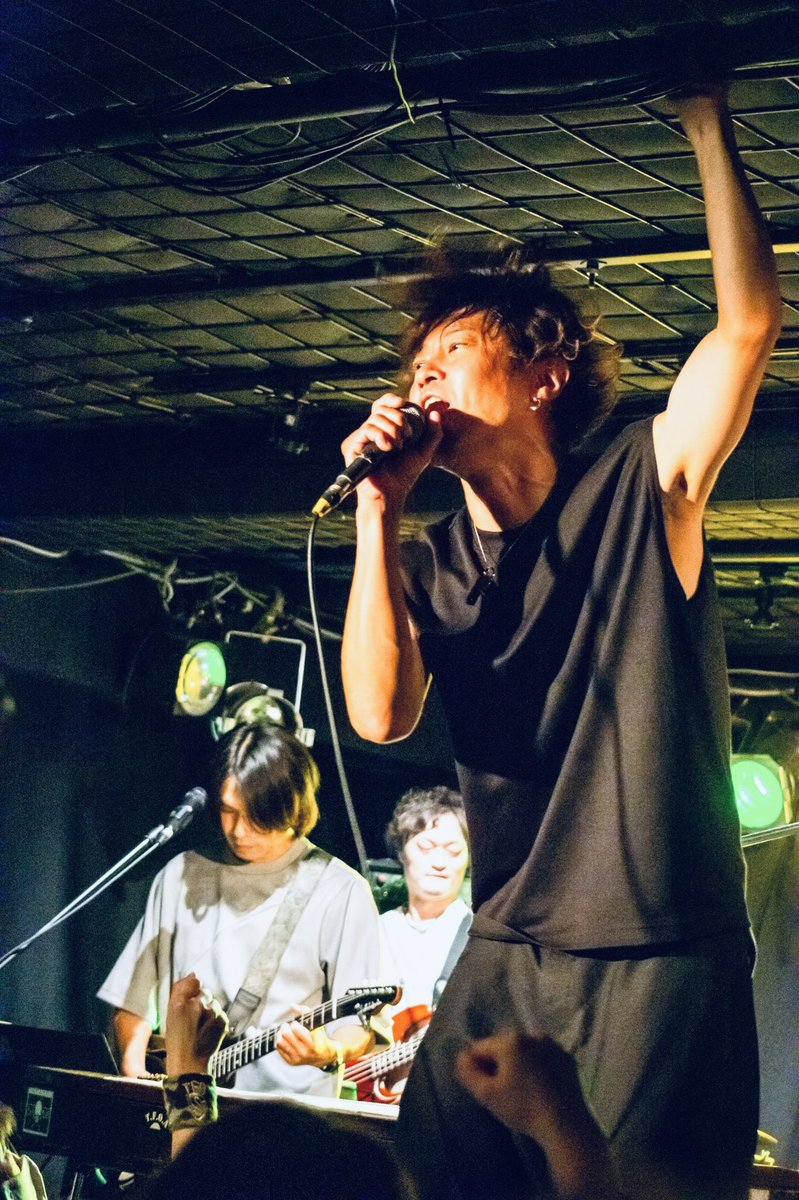 SomeyaShun's tweet photo. やりきった。
放心、染谷俊with ビードローズ奈良ライブ。
燃えたー。
生きた。

「自分への手紙」
ライブは、自分の大切な大切な場所。
何にも汚されたくない。
大切に大切に守っていきたい。
ならば、大切に大切に、そこで生きていくことだ。
生き抜いていくことだ。
毎回な、火の鳥のように。
燃え尽きて、また再生して、また燃え尽きて。
自分だけが知ってればいい真実のために。
ずっと。
自分はそれで。

＃染谷俊