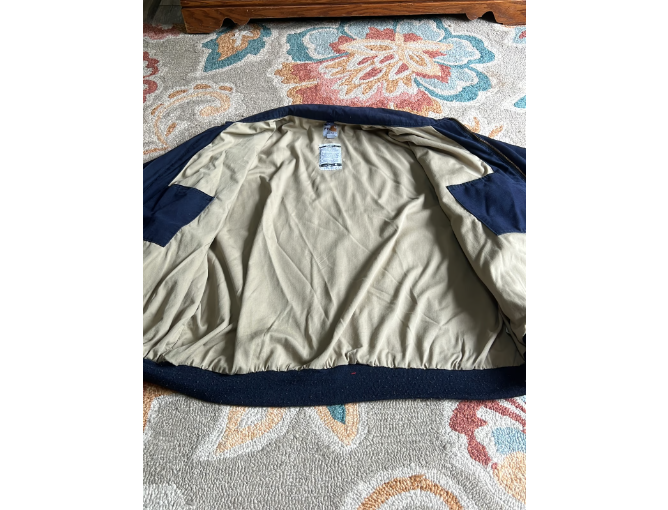 TinFoilOrder's tweet photo. 2 questions for Kathy Allen. 1- Was the inside of RA's blue Carhartt jacket TAN? Say he turned it inside out and put it on. What color would it then be? 2- Did his jacket have a missing a velcro piece or holes in this area? It appears BGs jacket was tied together somehow. 

If RA is guilty, KA deserves to know so she can start healing and moving on, as opposed to being strung along by opportunistic youtubers and defense attorneys trying desperately to profit off this tragic situation. 

#truth 
#RichardAllenTrial 
#DelphiCase 
#delphitrial