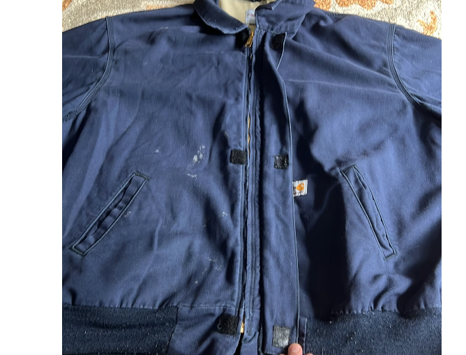 TinFoilOrder's tweet photo. 2 questions for Kathy Allen. 1- Was the inside of RA's blue Carhartt jacket TAN? Say he turned it inside out and put it on. What color would it then be? 2- Did his jacket have a missing a velcro piece or holes in this area? It appears BGs jacket was tied together somehow. 

If RA is guilty, KA deserves to know so she can start healing and moving on, as opposed to being strung along by opportunistic youtubers and defense attorneys trying desperately to profit off this tragic situation. 

#truth 
#RichardAllenTrial 
#DelphiCase 
#delphitrial