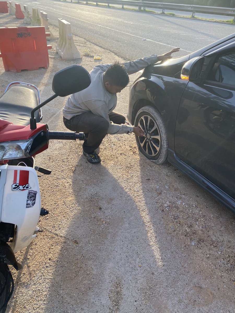 ShafiqaSamsul's tweet photo. Yesterday tertenung tayar and got instinct something and today the tire blowout. 
So believe your instinct no matter what issue!😶

Almost lost control of the car then wait by the roadside. Call no one just tawakal wait for kedai buka. suddenly Allah send help thru this abang. https://t.co/uNzCM0tLGi