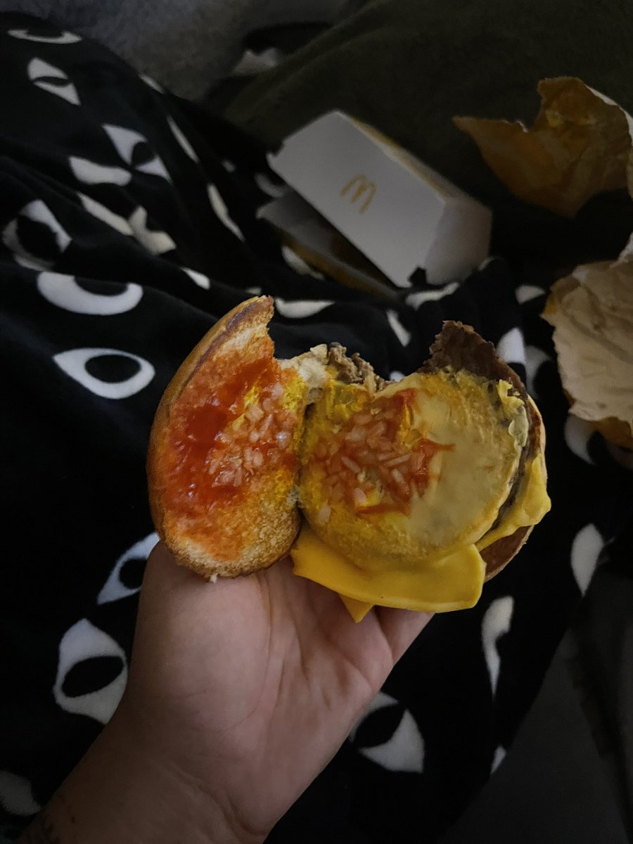 ChloeeCamp_'s tweet photo. Just ordered 4 meals from McDonald's. NONE of the burgers has pickles &amp; they're our favourites 😭 

lazy staff forgot our fries sauces and happy meal too before asking for it. 

@McDonaldsUK https://t.co/INMTgUnYhm