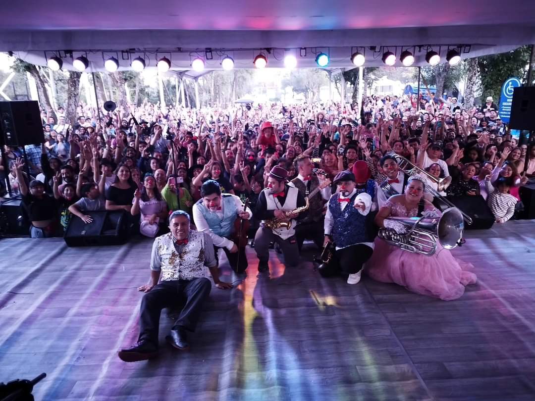 Muchas gracias a la Feria de ciencias y las humanidades por la invitación a este gran cierre 

Y principalmente gracias a todos ustedes por nunca dejar de bailar a nuestro lado. 

Nos vemos pronto!