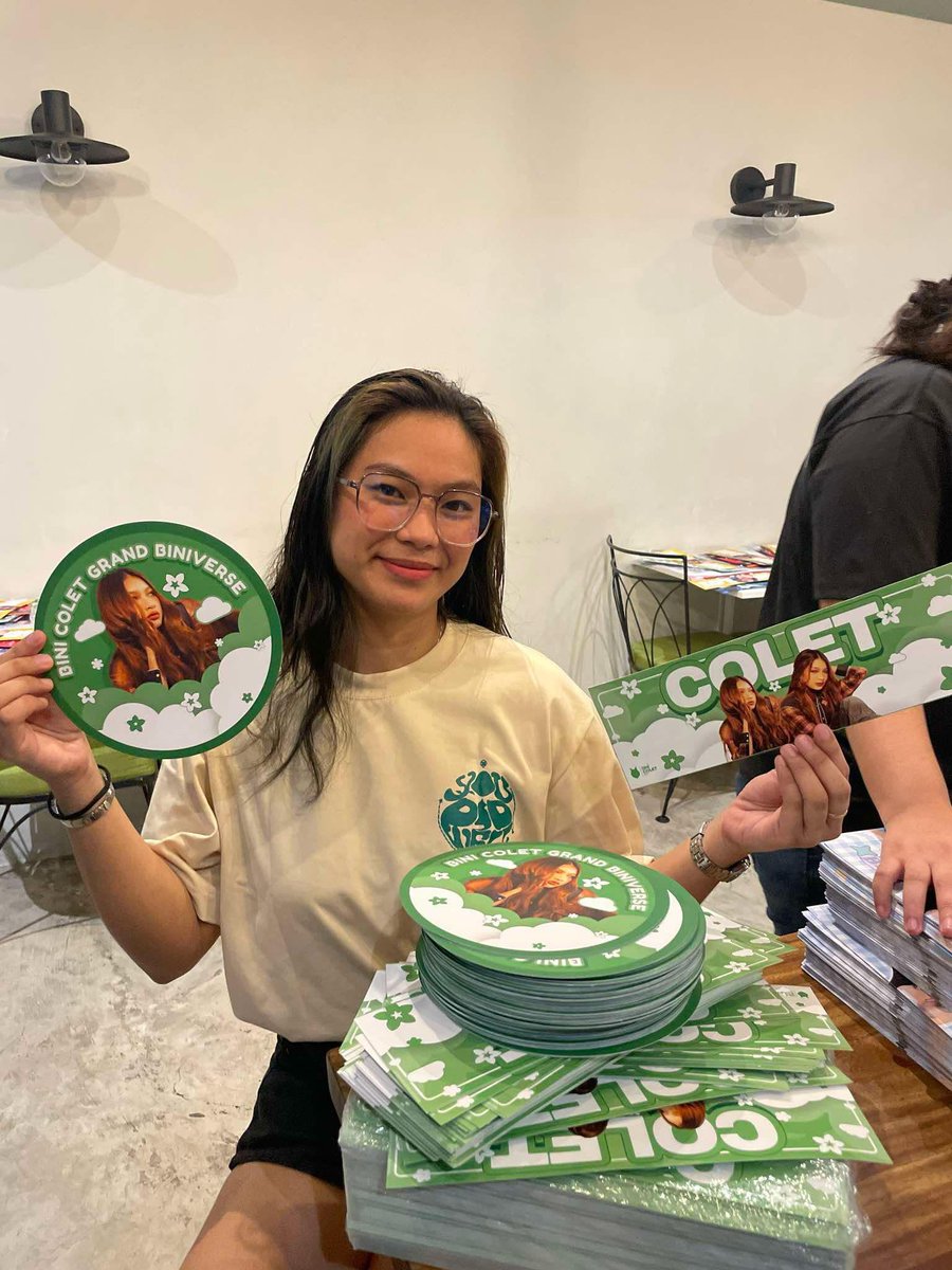 We’re now here at Millas Cafe!! Get your freebies now, Coca Colets &amp; Blooms!

GRAND BINIVERSE DAY 2

#BINIRocksAtBigDome
#GrandBINIverse <a href="/BINI_ph/">BINI_PH</a>