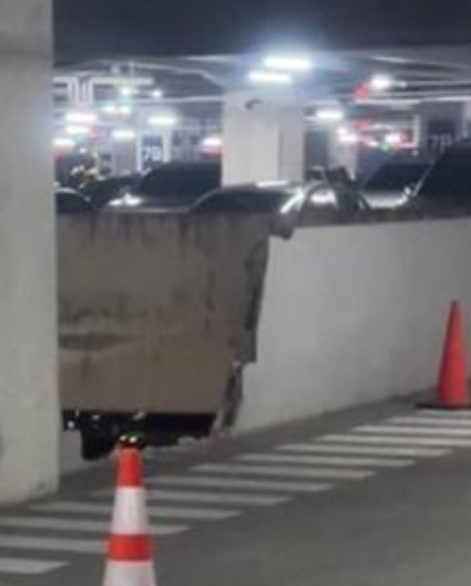 traficogt's tweet photo. Prácticamente un muro de tabla yeso en Miraflores.  Quién autorizó ese tipo de obra?  La @muniguate ??? https://t.co/vFIg2vU367