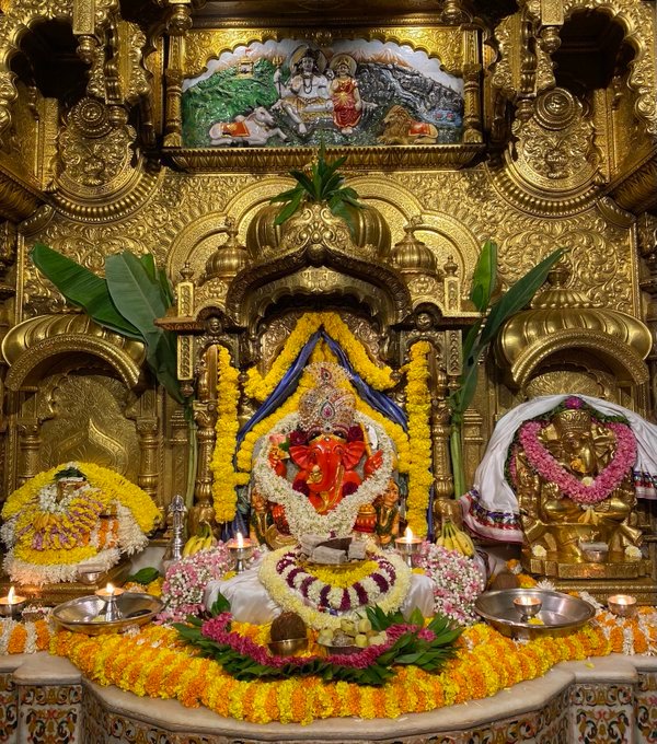 🌟वक्रतुण्ड महाकाय सूर्यकोटि समप्रभ।💫
 🌟निर्विघ्नं कुरु मे देव सर्वकार्येषु सर्वदा॥💫