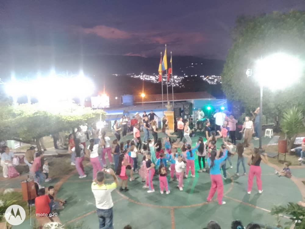 Ruta Comunal Navideña.  Actividad organizada por el Gabinete de Cultura del Estado #tachira 
Viva Venezuela Mi Patria Querida. 
<a href="/VillegasPoljak/">Ernesto Villegas Poljak</a> 
<a href="/minculturave/">Ministerio del Poder Popular para la Cultura</a> 
<a href="/mvivavenezuela/">Viva Venezuela</a>