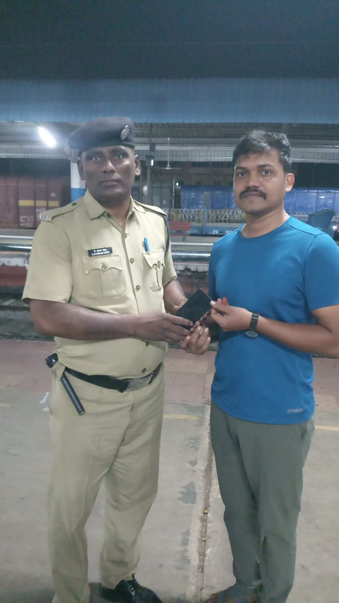 Ind_market_2050's tweet photo. #Goodwork
#Immediateresponse
#workisworship
Cops do their duties with dedication N received mobile missing immediate response and traceout and handed over to victim really hatsaff https://t.co/Z6ahNq0A2X