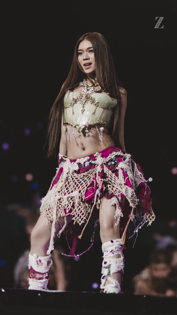 stakupop's tweet photo. SHE'S DROP DEAD GORGEOUS 🔥 https://t.co/c1FcpZmeNl