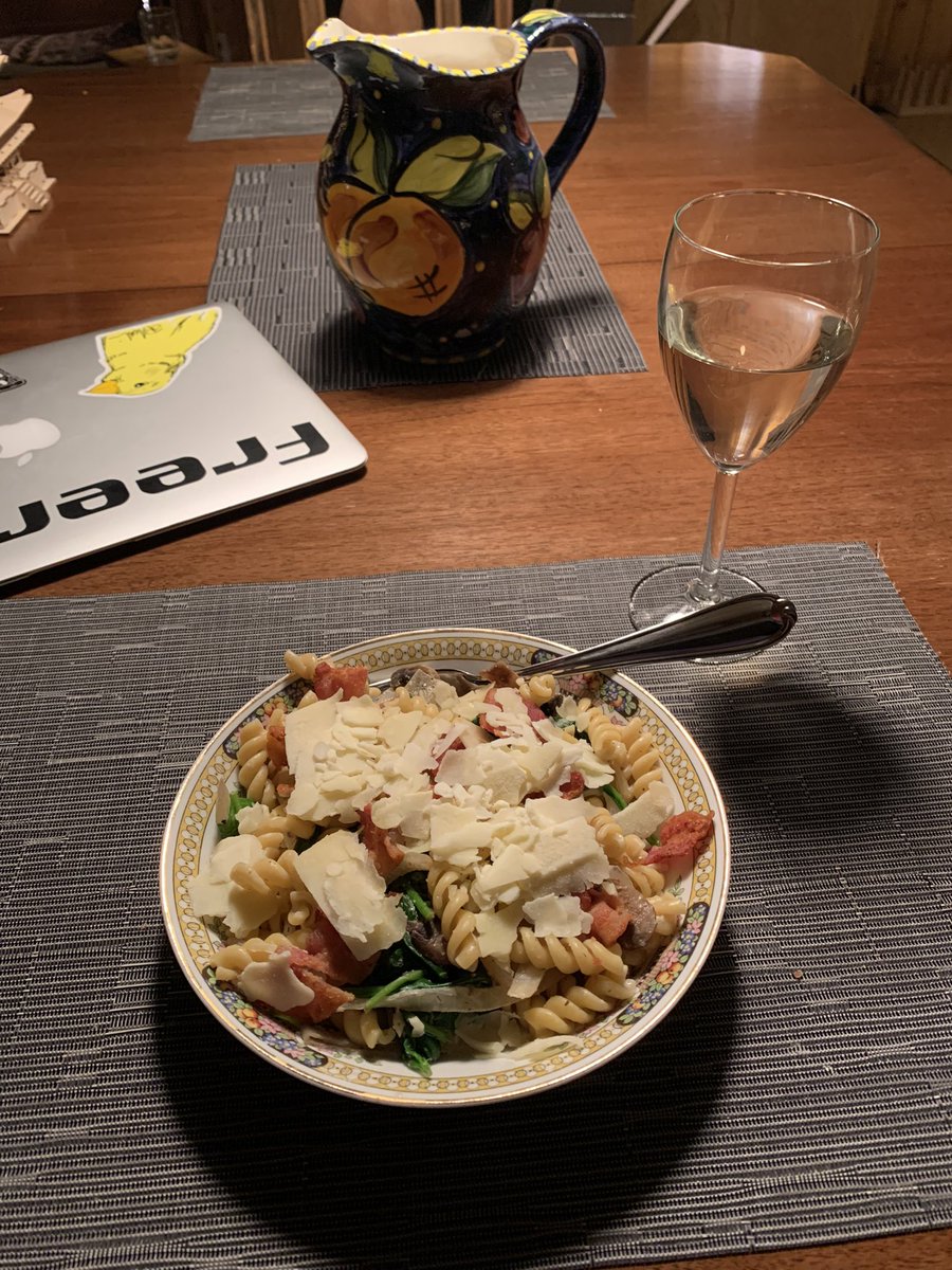 Jooooooolb's tweet photo. this chilled white wine pairs perfectly with my bacon fusilli https://t.co/qlypM2t1Wb