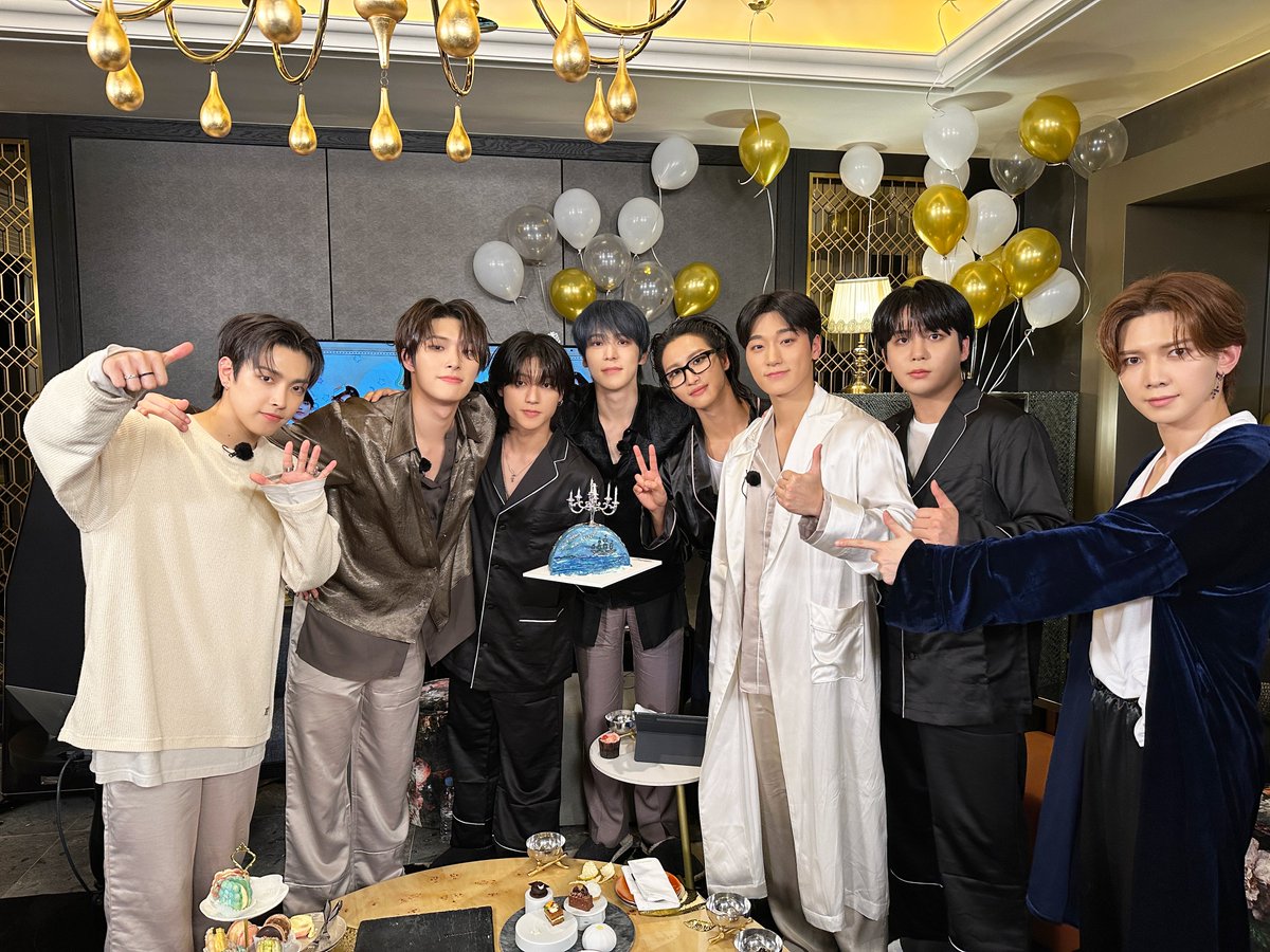 ATEEZofficial's tweet photo. [📷] WELCOME TO ATINY's BIRTHDAY PARTY Behind Photo

행복의 정의를 묻는다면 언제나 서로라고 답할
에이티즈와 에이티니가
소중한 마음 담아 함께 차곡차곡 채워온 6년💝

#ATINYDAY #ATINY #에이티니 #ATEEZ #에이티즈
#6Paths_to_ATINY https://t.co/7IqdEn8hEA