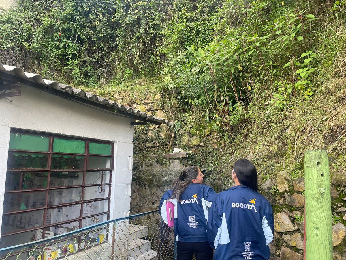 IDIGER's tweet photo. #IdigerInforma Hoy realizamos una visita técnica @alcaldiausaque en zonas aledañas al barrio delicias del carmen, tras un movimiento en masa. 🏚️

Evaluamos el terreno para tomar medidas preventivas y garantizar la seguridad de la comunidad. ✔️ https://t.co/xdad1ARo7t