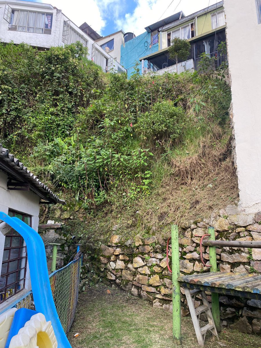 IDIGER's tweet photo. #IdigerInforma Hoy realizamos una visita técnica @alcaldiausaque en zonas aledañas al barrio delicias del carmen, tras un movimiento en masa. 🏚️

Evaluamos el terreno para tomar medidas preventivas y garantizar la seguridad de la comunidad. ✔️ https://t.co/xdad1ARo7t