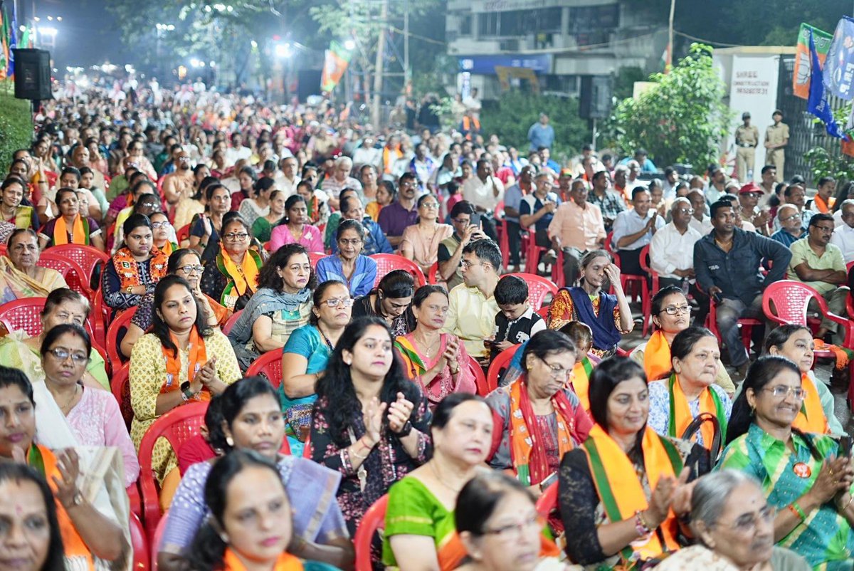 mihirkotecha's tweet photo. नितिनजी गडकरी साहेबांच्या प्रमुख उपस्थितीत भव्य प्रचार सभेला मुलुंडकरांनी अभूतपूर्व प्रतिसाद दिला. महायुतीतील तिन्ही पक्षांचे प्रमुख पदाधिकारी आणि हजारो समर्थकांनी या सभेला भव्य बनवले.

विकासाच्या अजेंड्यावर चालणाऱ्या भाजप-महायुतीचा उमेदवार म्हणून मी मैदानात उतरलो आहे. मुलुंडच्या विकासाचा संकल्प आणि तुमचा पाठिंबा हीच माझी ताकद आहे.
@nitin_gadkari @Dev_Fadnavis 

#Mihir4Mulund #DevaBhau #NitinGadkari #ViksitBharat