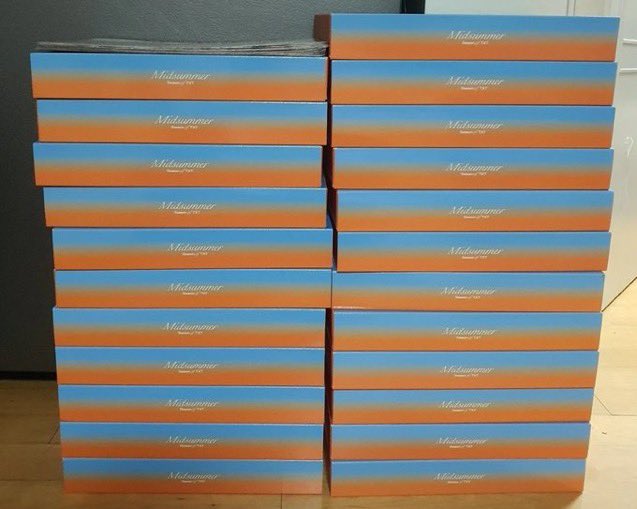 #FOLLOW+#RT 추첨 미드썸머 미드써머 본품 드립니다. 저는 굿즈 처분이 목적, 늦덕 모아분들은 품절이슈로 영상이던 포토북이 없을까봐 여는 이벤트이며 포카, 엽서 제외 풀셋이라 디지털코드도 있습니다. 대신 배송비는 부담해주시면 감사하겠습니다.

투바투 TXT 연준 수빈 범규 태현 휴닝카이