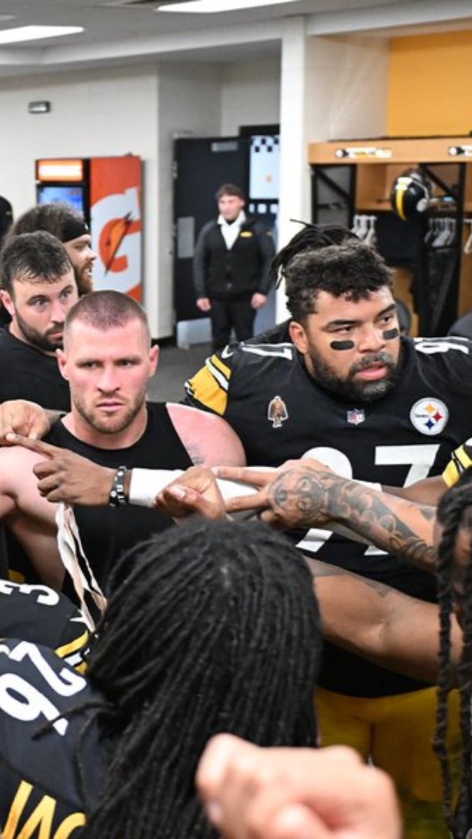 frohdoe's tweet photo. These two looking around like “where were yinz aht today?” https://t.co/A05s39dLmX