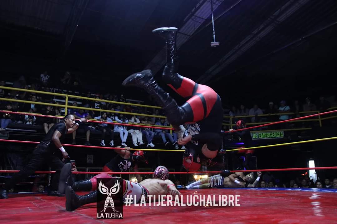 LaTijeraLucha's tweet image. Gran arranque en el 6️⃣3️⃣ aniversario de la #ArenaAztecaBudokan donde seis jóvenes talentos se brindaron de forma espectacular entre castigos y vuelos que hicieron vibrar al respetable, donde #Horizontal,#Diagonal y #PequeñoDiagonal caen ante #DinamicFly,#GoldenPower y #DeathMagic