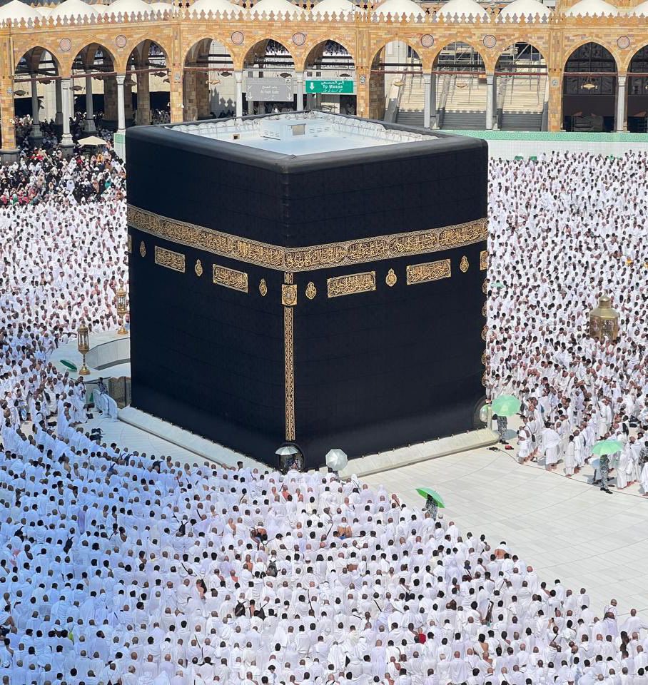 لم يمر في التاريخ رعاية للحرمين الشريفين بعد عهد رسول الله ﷺ والخلفاء الراشدين كرعاية الدولة السعودية  وخدمتها لضيوف الرحمن أمنا وأمانا ودواء وغذاء وإشرافاً تاماً على راحة ضيوف الرحمن اللهم اجز عنا #خادم_الحرمين_الشريفين وسمو ولي عهده القوي الأمين خير الجزاء 
#الكعبه_المشرفه