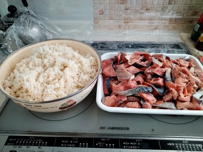 今朝の気温-4°c。そろそろ 朝のウォーキングが寒くて辛くなってきたからトレッドミルの出番かな…。
鮭の飯ずしの仕込み準備。
一晩 酢で締めた鮭、米麹を混ぜたご飯、塩漬けした野菜。
鮭のあらは 圧力鍋で炊いて 骨まで美味しくいただきます😆 