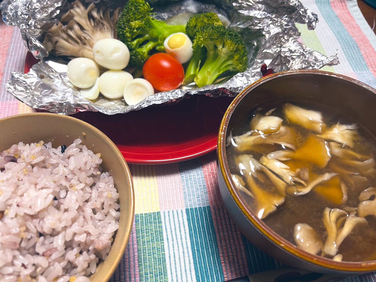 tsuki0072's tweet photo. 昨日の夜ご飯。
お魚食べたい、野菜を消費したいを合わせてたどり着いたのはこちら、鱈のムニエルでした。🐟
フライパンが汚れないのが素敵です！
久々に雑穀米ご飯にしました。🌾

#おうちごはん𓎩𓌉𓇋  #おうちご飯  #ベジ活 https://t.co/KB55UWJa1o