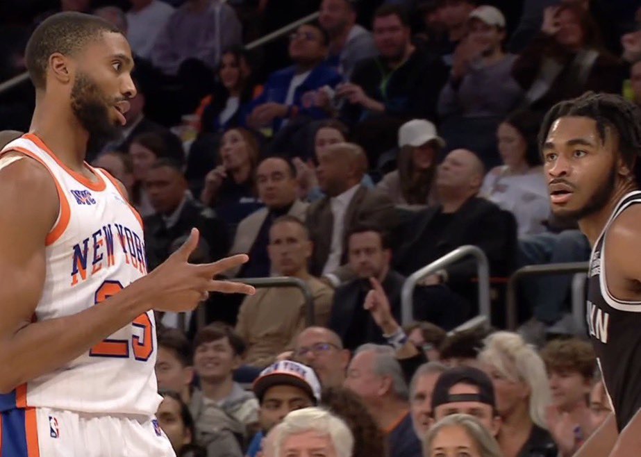 MUFCstranger's tweet image. his gun jammed #spooked