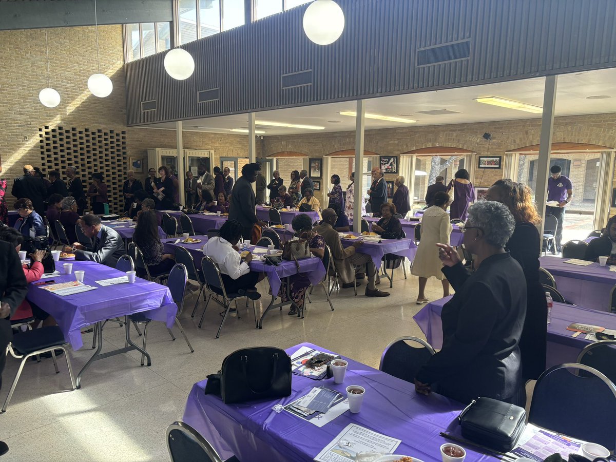 QOL4olderadults's tweet photo. This is why I rushed home to San Antonio from #GSA24. Thanks Second Baptist for recognizing the importance of dementia and brain health awareness. I was shocked at how many people stayed 2 hrs after service for this education. https://t.co/1XXNTK6TZ9