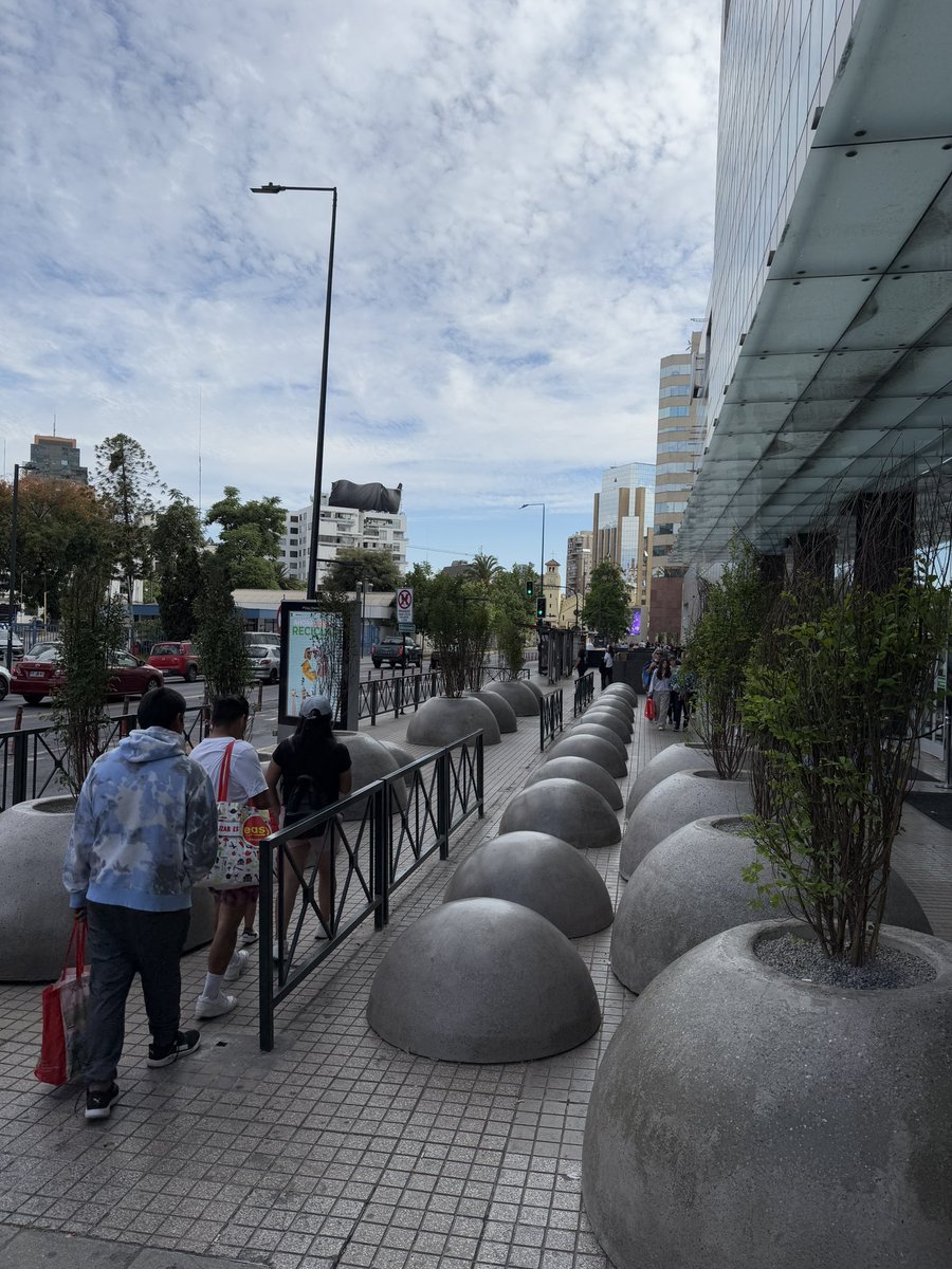 noestoycreici's tweet image. Qué rabia como hacen los espacios públicos inhabitables!!! No sé si es la muni o quién chucha, pero hacerle esto a una acera que ya sufría con el Costanera Center ES UN CRIMEN!