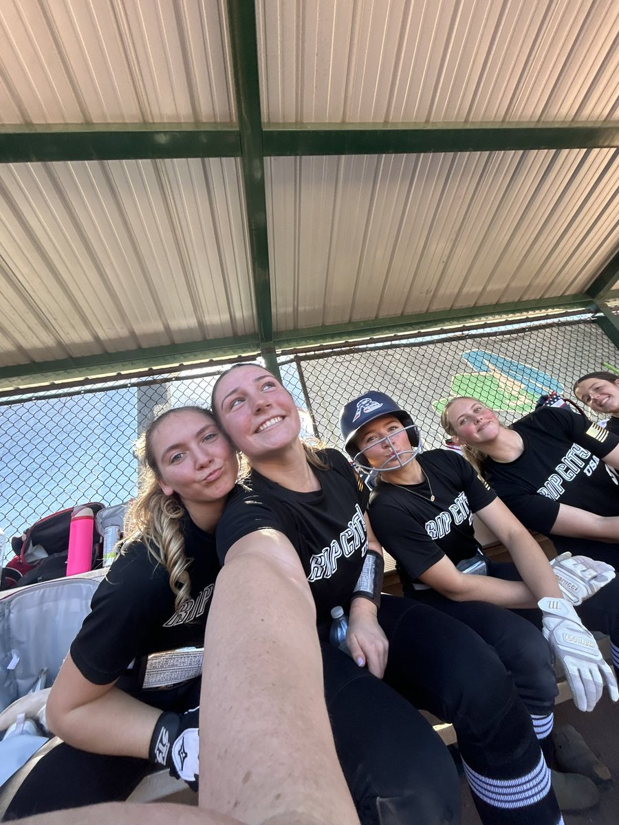 18uCovino's tweet photo. This group played some tough competition in Orlando and finished up 3-3 on the weekend ! Our fall was another successful one with all our seniors finding their places to play for the next (4). We put the gloves down for some R&amp;R time  until the new year and winter training 🥎🥎🚀 https://t.co/sjFzKzXRzf