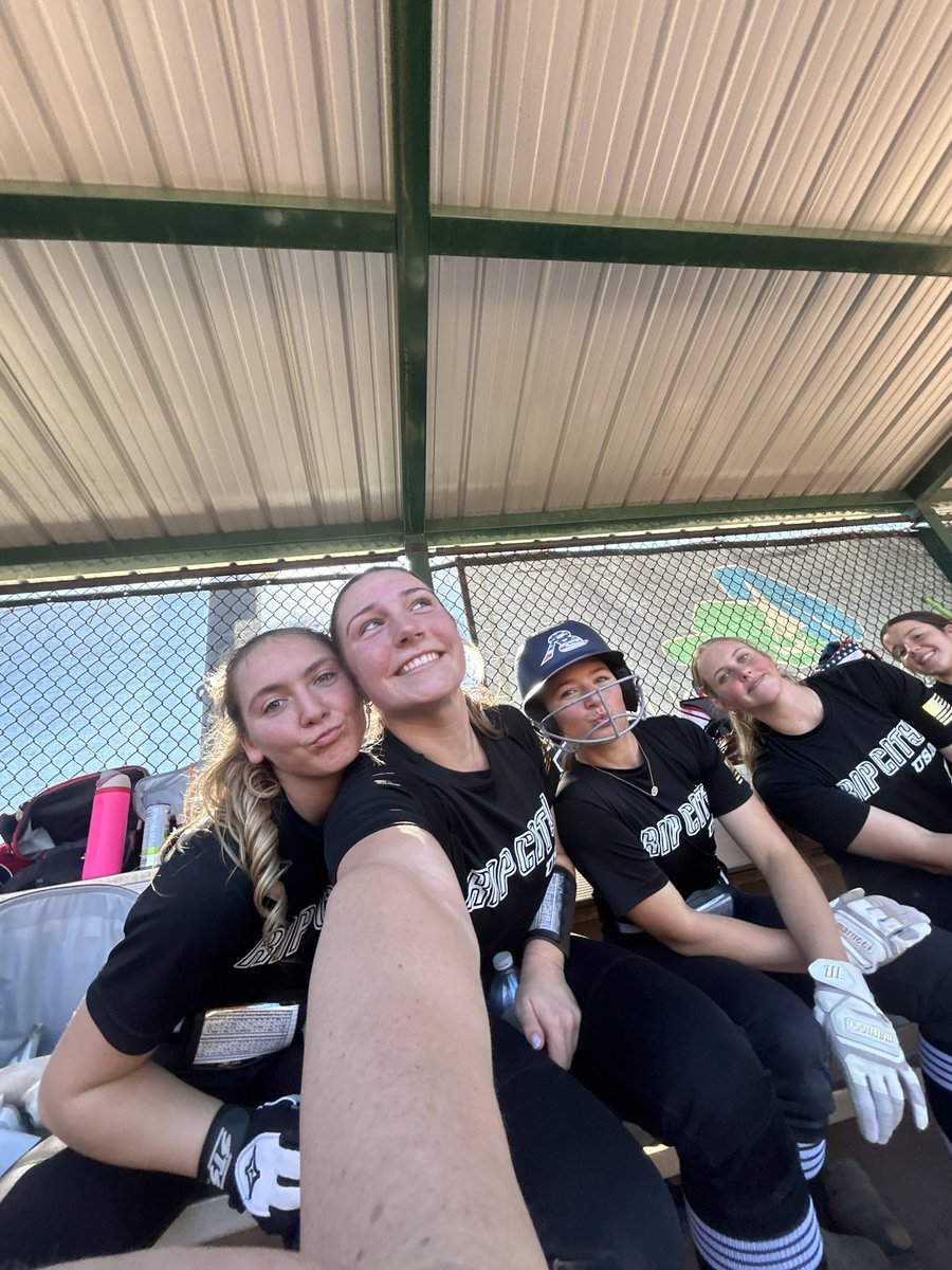 18uCovino's tweet photo. This group played some tough competition in Orlando and finished up 3-3 on the weekend ! Our fall was another successful one with all our seniors finding their places to play for the next (4). We put the gloves down for some R&amp;R time  until the new year and winter training 🥎🥎🚀 https://t.co/sjFzKzXRzf