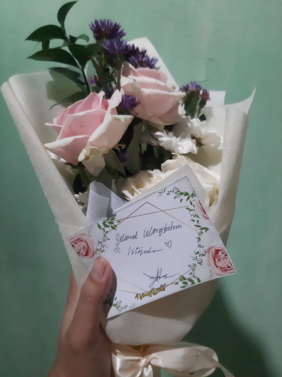 Hehe, suamiku njebul romantis juga 🫶🫶