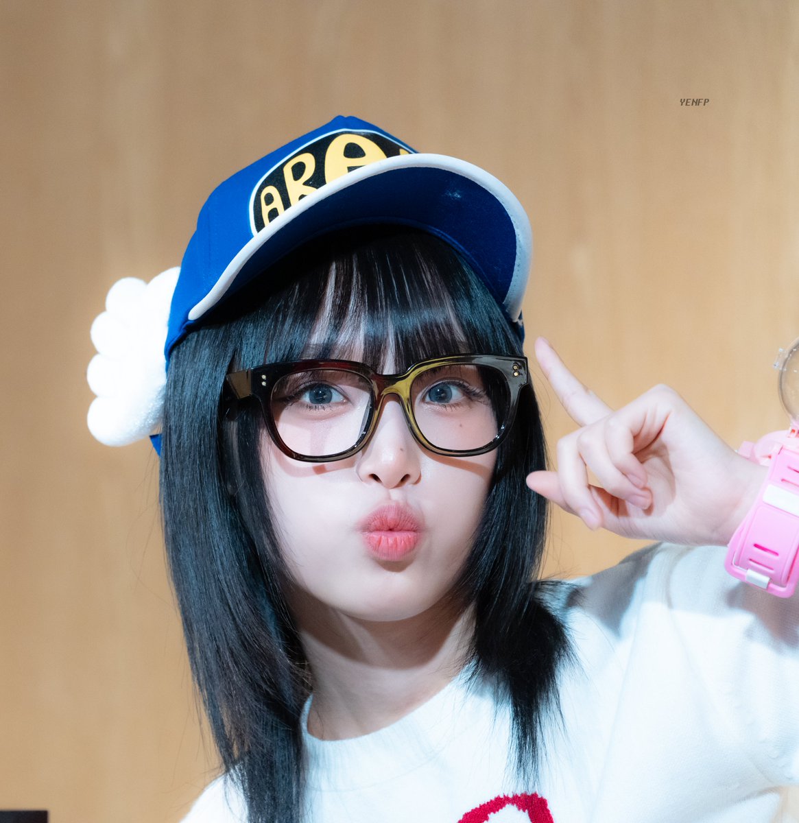 YENA_ENFP's tweet photo. 241117 에버라인 네모네모 팬사인회

#최예나 #예나 #YENA #네모네모 https://t.co/9G9R9mkcth