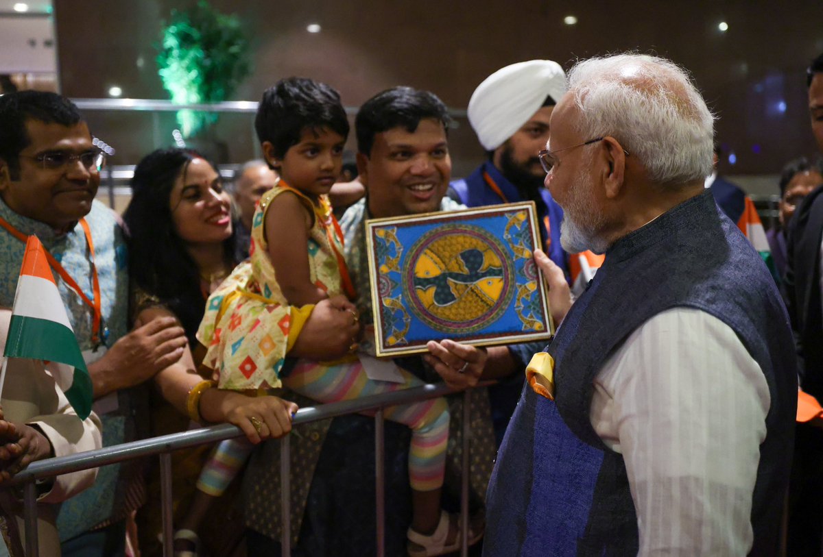 narendramodi's tweet photo. Estou comovido com a recepção calorosa que a comunidade indiana recebeu  ao chegar no Rio de Janeiro. A sua energia é um reflexo do afeto que nos une para além dos continentes que nos separam. https://t.co/MnpgborOby